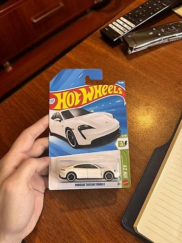 Hot Wheels – Porsche Taycan Turbo S (HW EV seriyası) - Brend: Hot