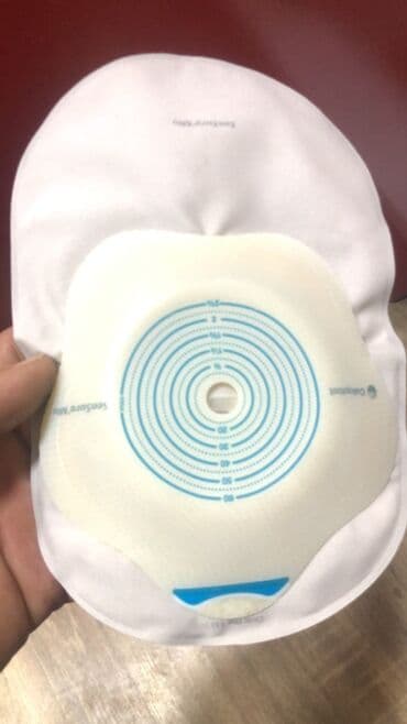 Daraq panellər: Kolostomi/urostomi torbası – 1 hissəli yapışqanlı sistem - Şəkildəki — 2