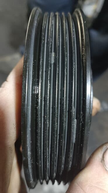 mersedes 208d: Qara rəngdə, çoxzolaqlı, istifadəyə yararlı avtomobil dəmirçisi. Bu — 1