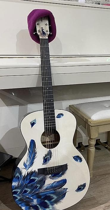 Aköstik gitara – xüsusi dizaynlı korpus - Korpus: ağ rəngli, üzərində