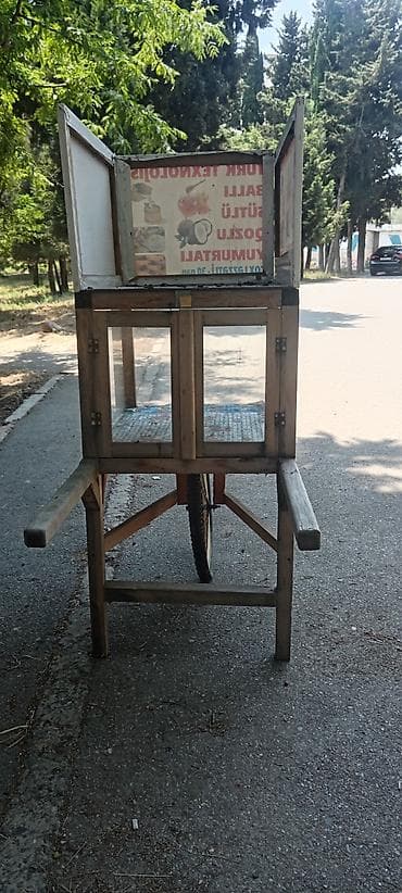 araba simit: Köçəri şirniyyat arabası – vitrinli, təkərli, üstündə reklam lövhəsi — 2