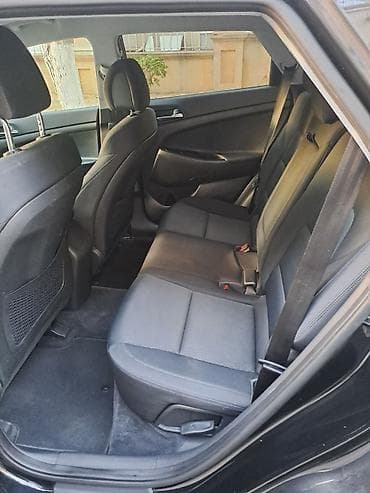 "Hyundai Tucson AWD, qara rəng, 5 yerlik şəhər/krossover avtomobilimi — 3