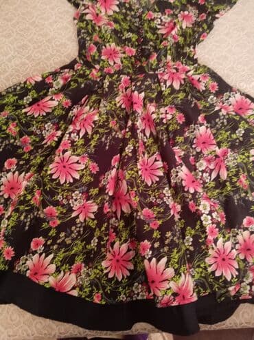 zovqlu qadin geyimleri instagram: Qadın paltarı – çiçəkli dizayn - Rəng: tünd fon üzərində parlaq — 3