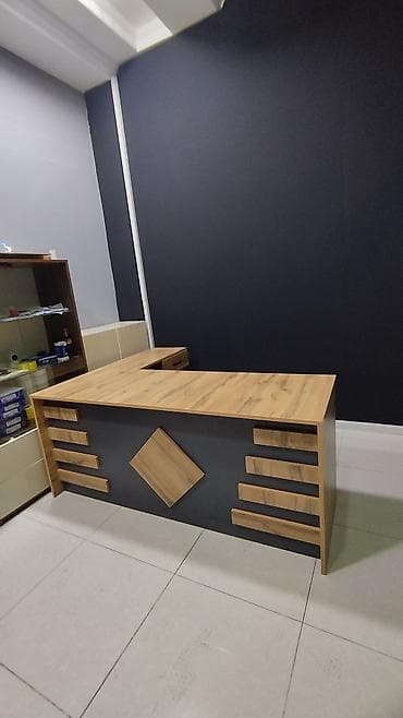 Yeni, Müdir üçün, Künc masa