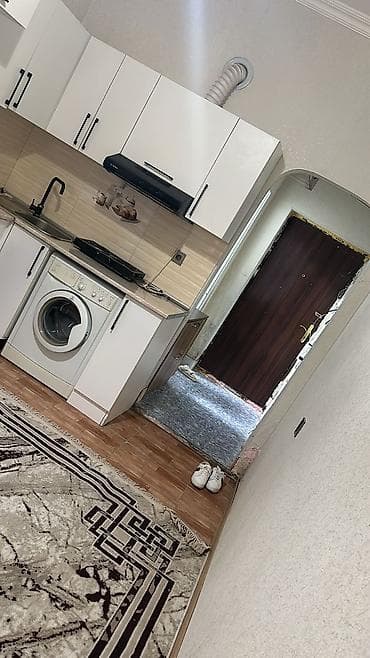 Kirayə verilən studiya tipli mənzil – mətbəx və otaq bir yerdə.ev