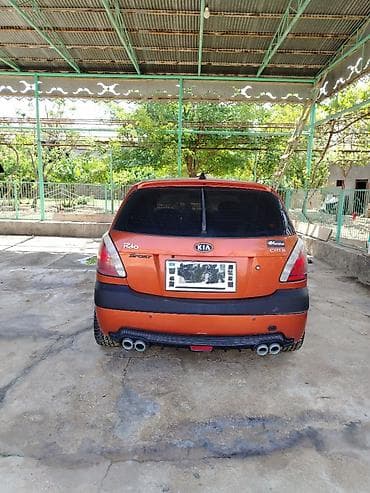 Kia Rio hatchback (CRDI, Sport paket yazıları ilə). Narıncı-qara iki — 2