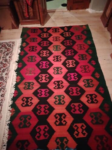 Баки: Əl toxuması kilim/xalça satılır. Ölçüsü: 2.9 × 2.0 metr. Vəziyyəti — 1