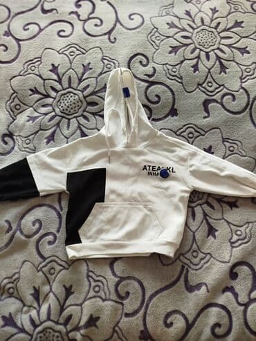 esger sekilleri: Uşaq üçün geyim dəsti - 1 ədəd kapüşonlu svitşot (ağ). Ön hissədə — 2