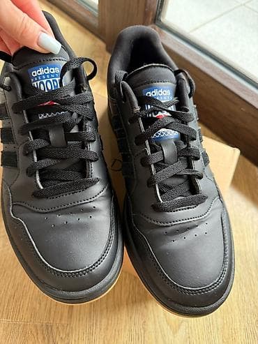 ayaqlar: Məhsul: Adidas Hoops model kişi krossovkası Ölçü: 40–41 Rəng: Tam — 2
