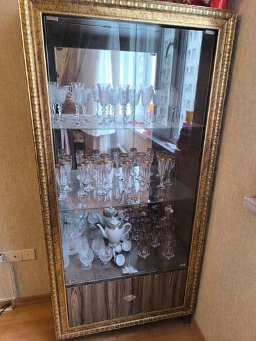 vitrin asilqani: Şüşəli dolab vitrini — 1
