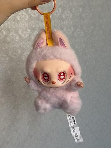 Bijuteriya: “The Monsters” temalı yumşaq oyuncaq/aksesuar - Brend/seri: THE — 1