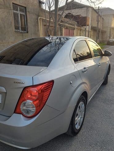 qadın üçün maşınlar: Chevrolet Aveo: 1.4 l | 2012 il 193600 km Sedan — 2