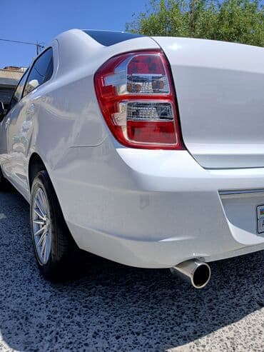 Yağlar və avtokimyəvi maddələr: Chevrolet Cobalt, ağ rəng, sedan gövdə. Xüsusiyyətlər: - Avtomat — 8