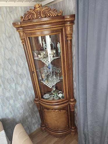Künc vitrin 300 AZN Böyük bufet + güzgü (kamot) 550 azn divan da var — 2