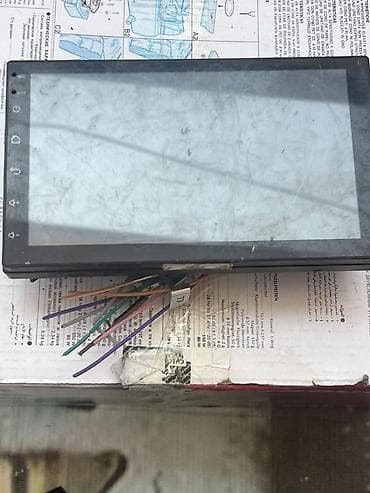 kredit pilus: 2 DIN Android sensor maqnitafon. Naqilləri üstündədir. Ekranda — 1