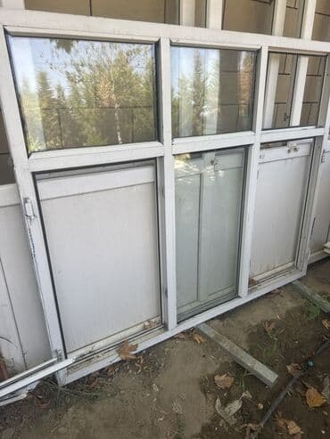 şəffaf plastik list: Bu, müxtəlif ölçülü şüşə panelləri və alt hissədə bərk panelləri olan — 2