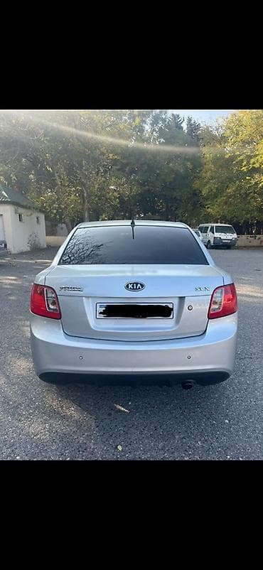 e 3 2: Kia Cerato: 1.5 l | 2010 il Sedan — 3
