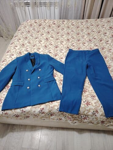 Куртки: Qadın kostyumu – göy rəngdə, iki hissəli. Cemi 1 ce defe geyinilib — 2