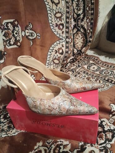 женские золотистые туфли: Qadın ayaqqabısı – zərif mules/slingback model - Ucu sivri dizayn - — 2