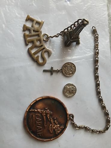 Muncuqlar: Müxtəlif metal asmallardan ibarət dəst: - “PARIS” yazılı açarlıq/asma — 1