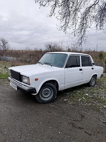Продажа авто: VAZ 2107, ağ rəng, sedan kuzov. Texniki xüsusiyyətlər: - Benzin — 2