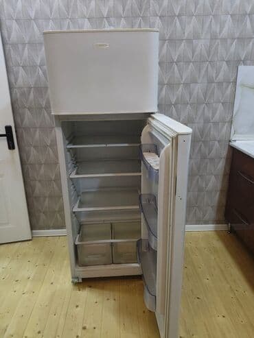 İki kameralı soyuducu - Üstdə ayrıca dondurucu bölmə - Geniş əsas