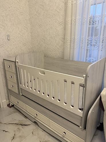 Beşiklər: Oğlan və qız üçün, İşlənmiş, Dördbucaq, Beşik, Dəstsiz, Matras ilə, Yellənmə mexanizm ilə — 1