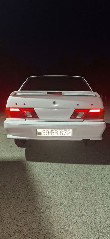 VAZ (LADA): Ağ rəngdə olan Lada sedanı. Bu avtomobil gündəlik istifadə üçün — 2