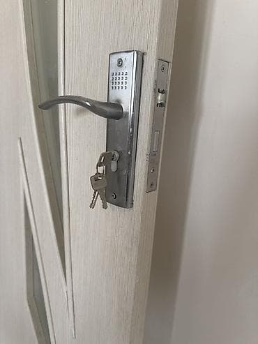 Ağ rəngli daxili otaq qapısı – dekorativ şüşə daxilolmaları ilə -