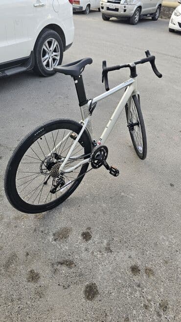 велосипеды trinx бишкек: Şosse/Gravel tipli velosiped - Çərçivə: yüngül alüminium, mat gümüş — 10