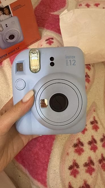 kamera ev: Fujifilm Instax Mini 12 instant kamera satılır. Rəngi pastel blue-dir — 1