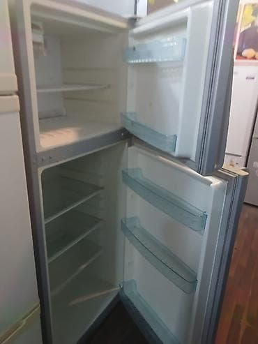 su soyudan: Gümüş rəngli, iki qapılı (yuxarıda dondurucu, aşağıda soyuducu) məişət — 2