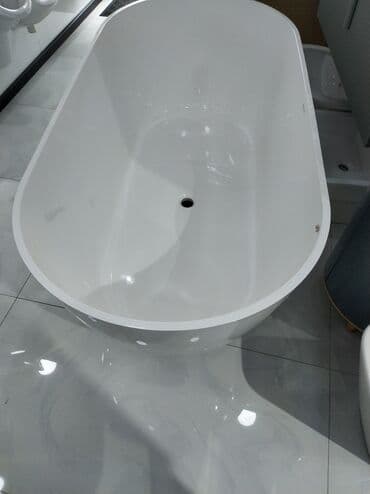 uşaq üçün vanna: Oval formalı, ağ rəngli sərbəst dayanan vanna otağı. Bu vanna müasir — 2