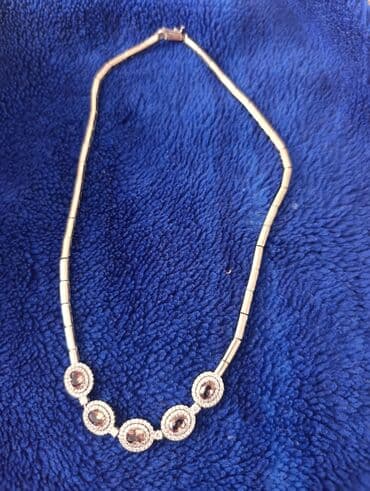 Eynəklər: Boyunbağı, Ünvandan götürmə — 1