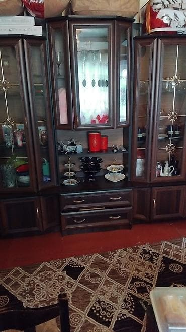 metbex mebelleri ve qiymetleri: Qonaq otağı üçün vitrinalı divan-stenka - Klassik üslubda, tünd — 3