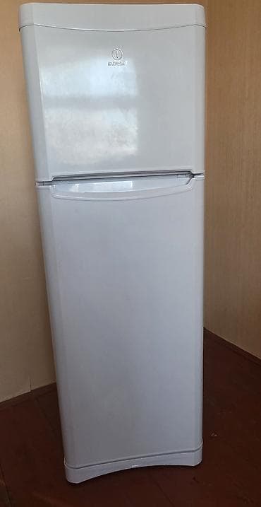 İşlənmiş 2 qapılı Indesit Soyuducu Satılır, rəng - Ağ, Təkərli