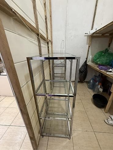 kitab refi modelleri: Mağaza vitrin rəfi – paslanmayan metal karkas və şüşə polkalar - — 2