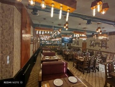 arendaya pub restoran: Bu restoran interyeri taxta və metal detalların harmonik birləşməsi — 1