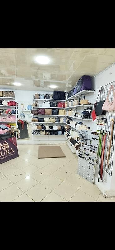 Daşınmaz əmlak: İnşaatçılarda Saf Su marketle üz üze aura canta magazasında 2900manata — 2