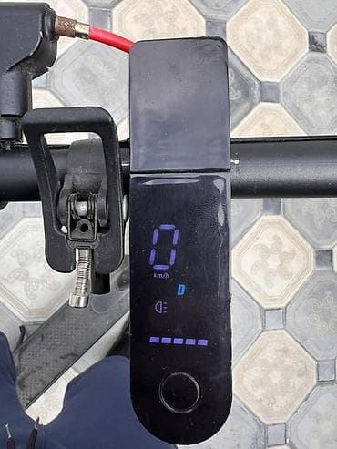 elektrikli sukuttur: Elektrik skuter – şık qara dizayn, LED displeyli - Korpus: yığcam və — 4