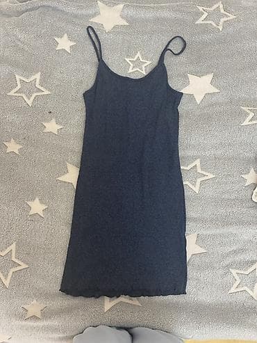 Qadın üçün qara rəngdə nazik askılı paltar - Model: sadə, bədənə