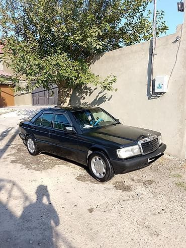 255 40 17: Mercedes-Benz 190 (W201): 1.8 l | 1992 il Sedan — 2