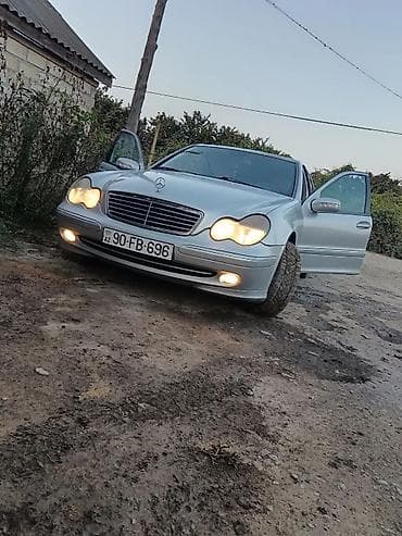nomre altligi: Mercedes-Benz C‑Class (W203), gümüşü rəng. - Kuzov: sedan, klassik — 2
