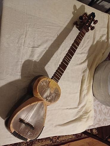 Tar: Tar – milli simli musiqi aləti Təsvir: - Klassik Azərbaycan tarı — 1
