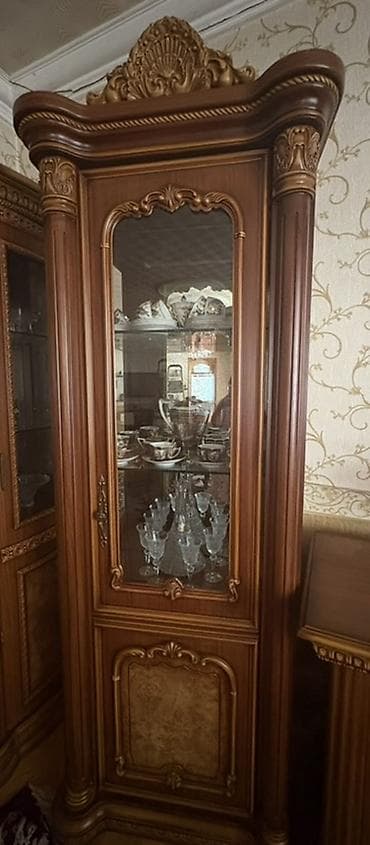 kalidor skafi: Klassik vitrin şkaf Yeni kimidi - Üslub: Barokko motivli klassik — 1