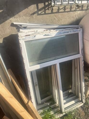 sendvic panel satilir: Ağ rəngli plastik pəncərə, iki şüşəli konstruksiyaya malikdir. Üst — 2