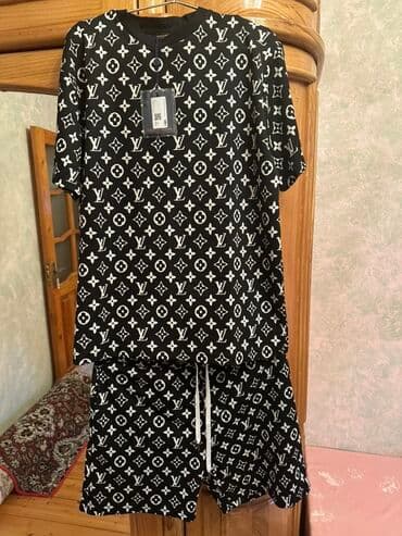 klassik geyim: Louis Vuitton firmasının qara rəngdə, ağ naxışlı dəsti. Parisdən 900€ — 6