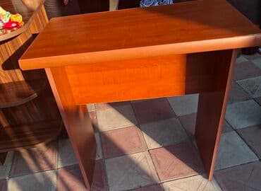 divar sticker: Şüşə kölgəli, şirli metal əsaslı, dekorativ qızılı detallı bir divar — 6