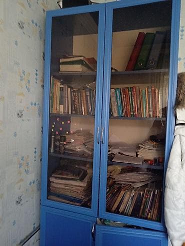 embawood kitab refi: Mavi rəngli vitrinli kitab şkafı - Material: taxta karkas, şüşə — 1