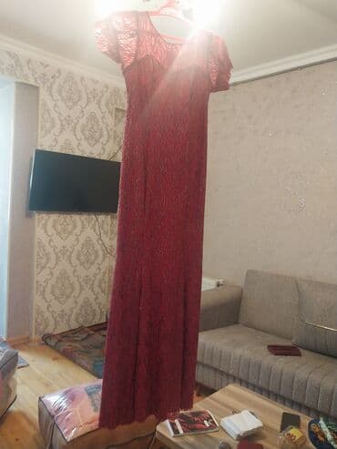 qış donu: Zərif naxışlı qırmızı rəngli maksi don. Qısa qollar və V formalı — 1